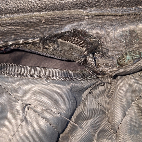 A US Made Co. Black leather jacket in a size 44. Heavyweight Vintage. Pre-loved - Picture 9 of 9